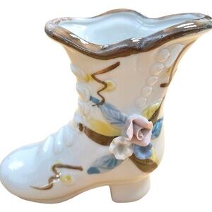 𝅺VINTAGE bud vase, boot with flowers, adorable, 4 inches tall